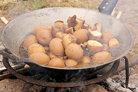 煮卵は現地の醤油でしっかりと味付けされてます