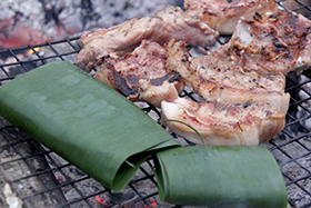 鶏肉を直火でじっくり焼く「ピン・カイ」