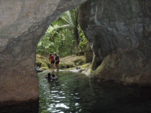 洞窟の前に立ちはだかる天然のプール