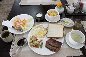 朝食は洋食と昼食から選べます