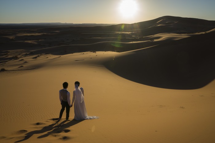 サハラ砂漠でのウエディングドレス姿！