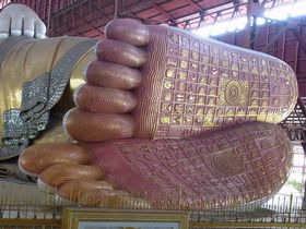 寝釈迦の足の裏にはマンダラが丁寧に刻まれています