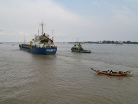 ヤンゴンは河口に近く川とはいえ海の風情が漂う