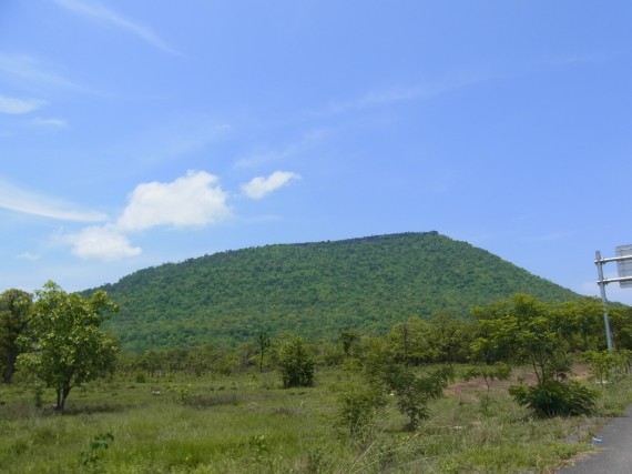 山頂に遺跡があるダンレック山