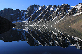 無風時は鏡の湖面