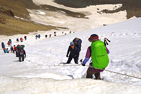 峠の下りでは残雪も(6月発)