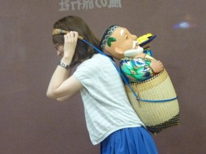naniwa20140712 カヤー族の竹かごをかつぐ大阪スタッフ
