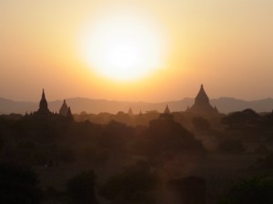 バガンシュエサンドーパゴダから見た夕日