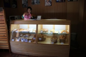 Big backery 店内の様子。ショーウィンドウにはパンがたくさん並ぶ