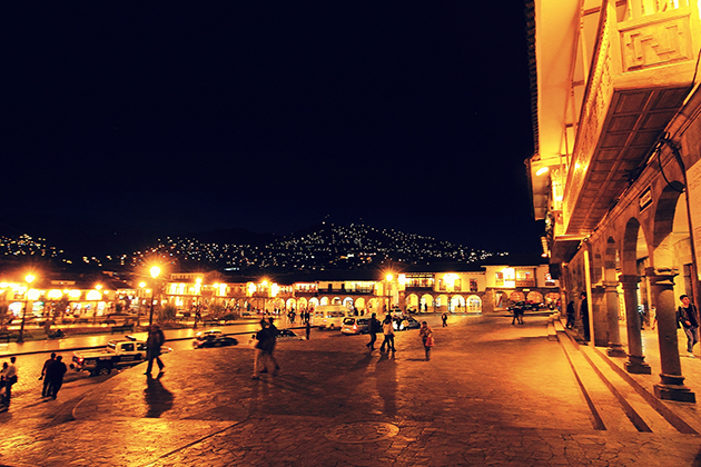 夜はロマンチックな雰囲気の旧市街・アルマス広場