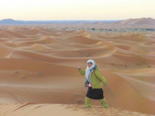 砂漠でポーズ！（年末のサハラ砂漠にて。モロッコ）