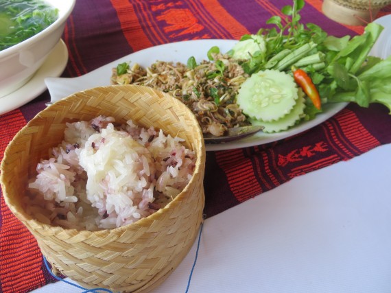 ラオスの主食カオニャオ(もち米)とラープ(挽肉炒め) ラオスの主食カオニャオ(もち米)とラープ(挽肉炒め)