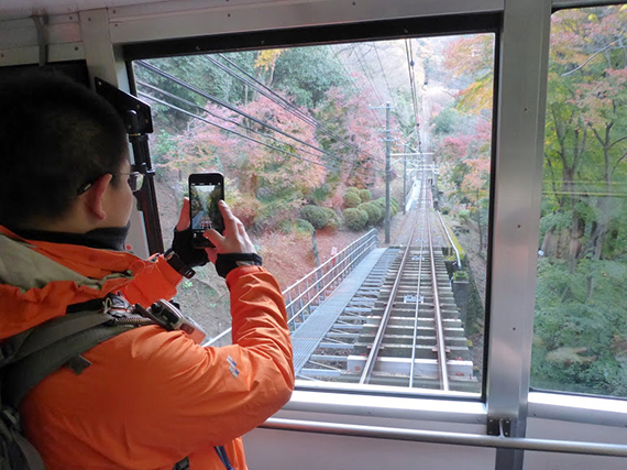 ケーブルカーで高尾山駅へ