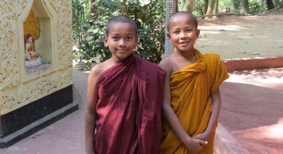 ラカイン族の仏教徒が暮らすラムー村の小坊主