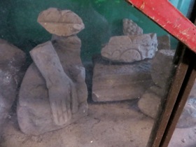 ガラスケースに保管されたアショカ王時代の遺跡