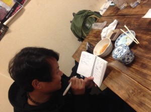 居酒屋で新出単語を勉強中のリンチェン