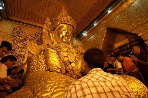 昔の都マンダレーにある立派な釈迦像マハムニ仏