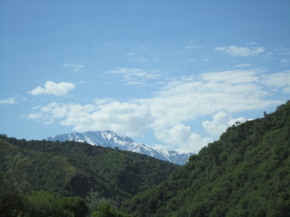 6月でもまだ雪渓が残っている山々を遠望しながらのドライブ