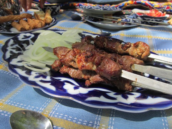 焼きたてあつあつのシャシリクはウズベキスタンで食べた中でも一二を争う美味しさ。