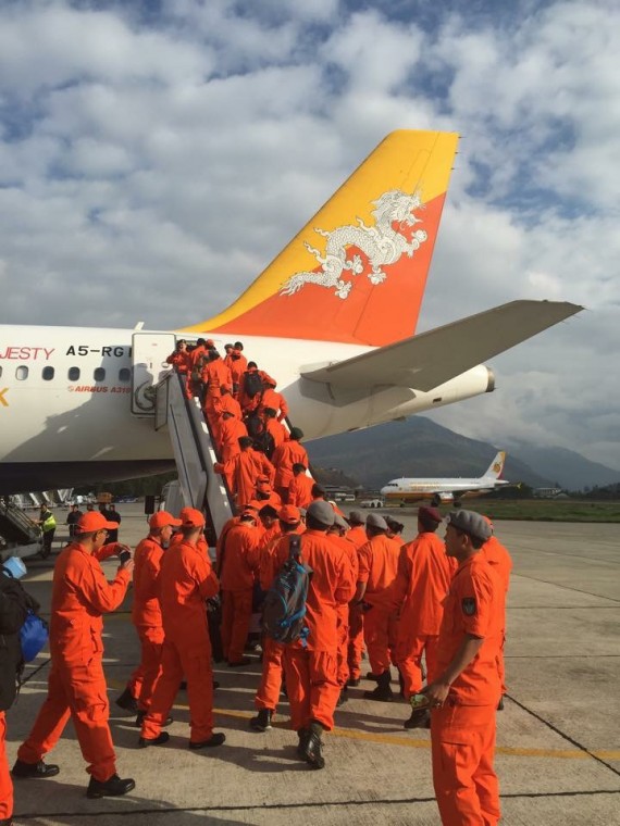 ネパールに向け臨時便で出発するブータン医療団