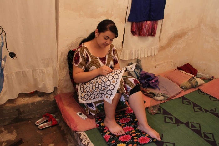 スザニの刺繍をする少女（ウズベキスタン）