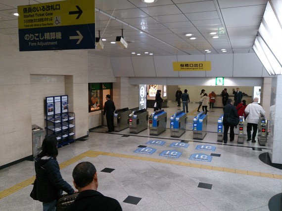 Jr大阪駅より地上アクセス 写真でたどる大阪支店までの道順２ その他 風の旅行社