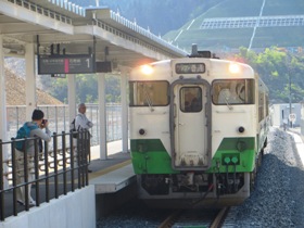 女川駅に入線して来る石巻線