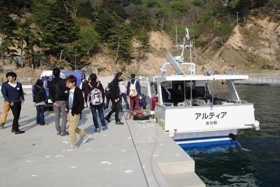 まだ新しい、かさ上げされた金華山桟橋