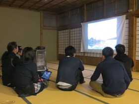 壁に取り付けた掛け布団シーツをスクリーン代わりに、活動レクチャー 壁に取り付けた掛け布団シーツをスクリーン代わりに、活動レクチャー