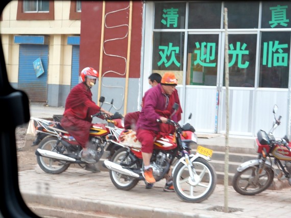 バイクに乗るお坊さん