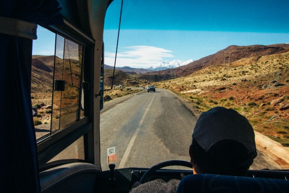 カーチェイスを繰り広げるティシュカ峠を運転手さん越しに見た風景