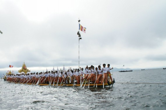 ミャンマー・インレー湖のいかだ祭り こんな船が数十隻連なって後ろの金色の船を曳航します