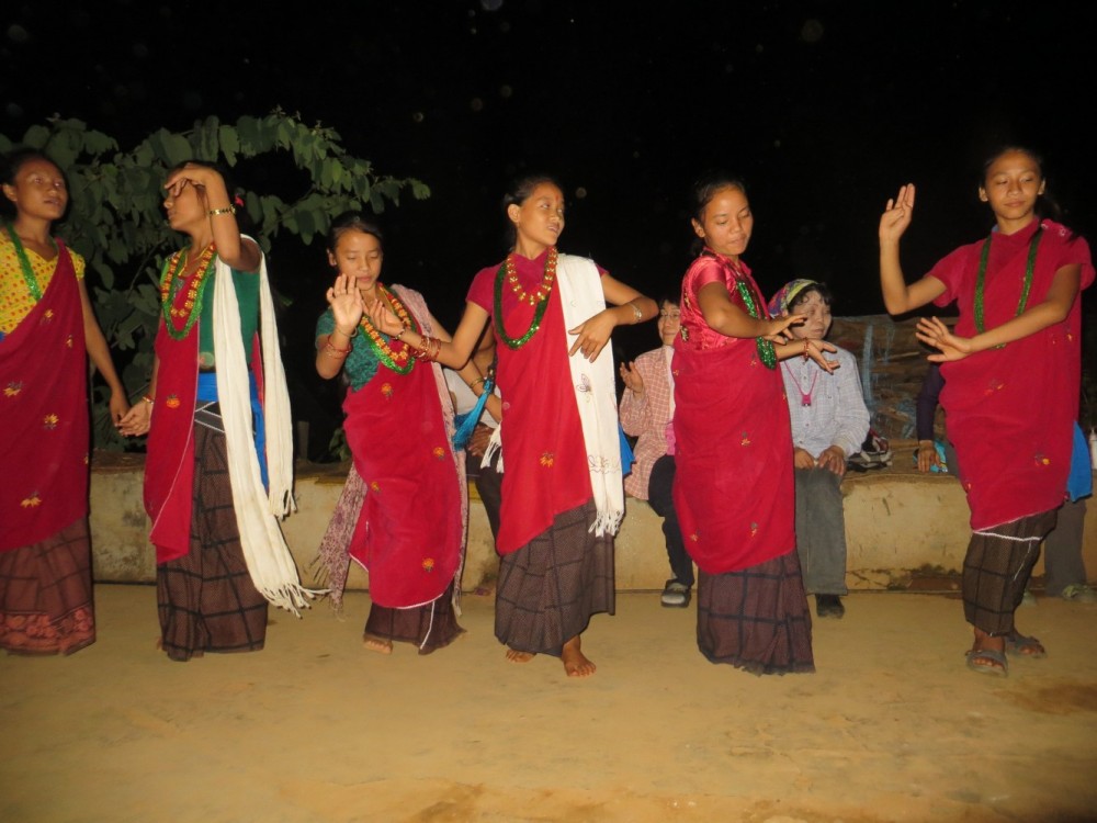 村の少女たちによる踊り。とてもしなやかで柔らかい身のこなしで見とれてしまいました。