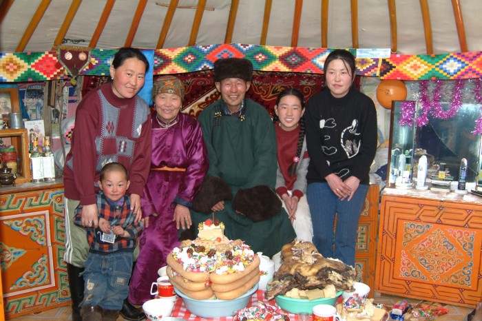 モンゴルの旧正月「ツァガンサル」は家族で祝う