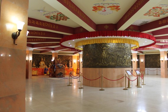 仏塔の1階ホール
