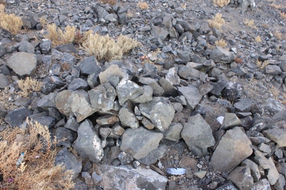 火山の噴火でできた？黒い岩