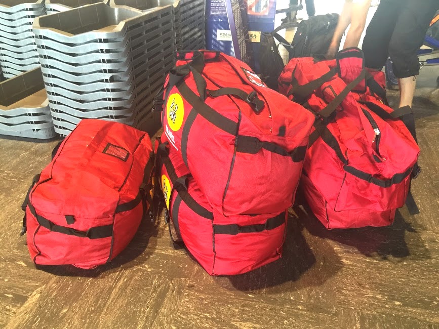 ユニフォームやボールなどの荷物は、お馴染みの風のダッフルバッグで計6つ分に!” ユニフォームやボールなどの荷物は、お馴染みの風のダッフルバッグで計6つ分に!