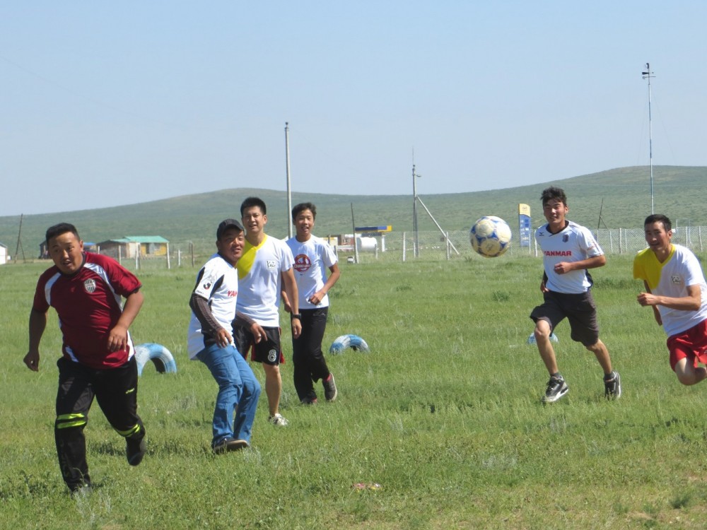 子どもたちとの試合とは違って、笑顔の中にもかなり本気モード