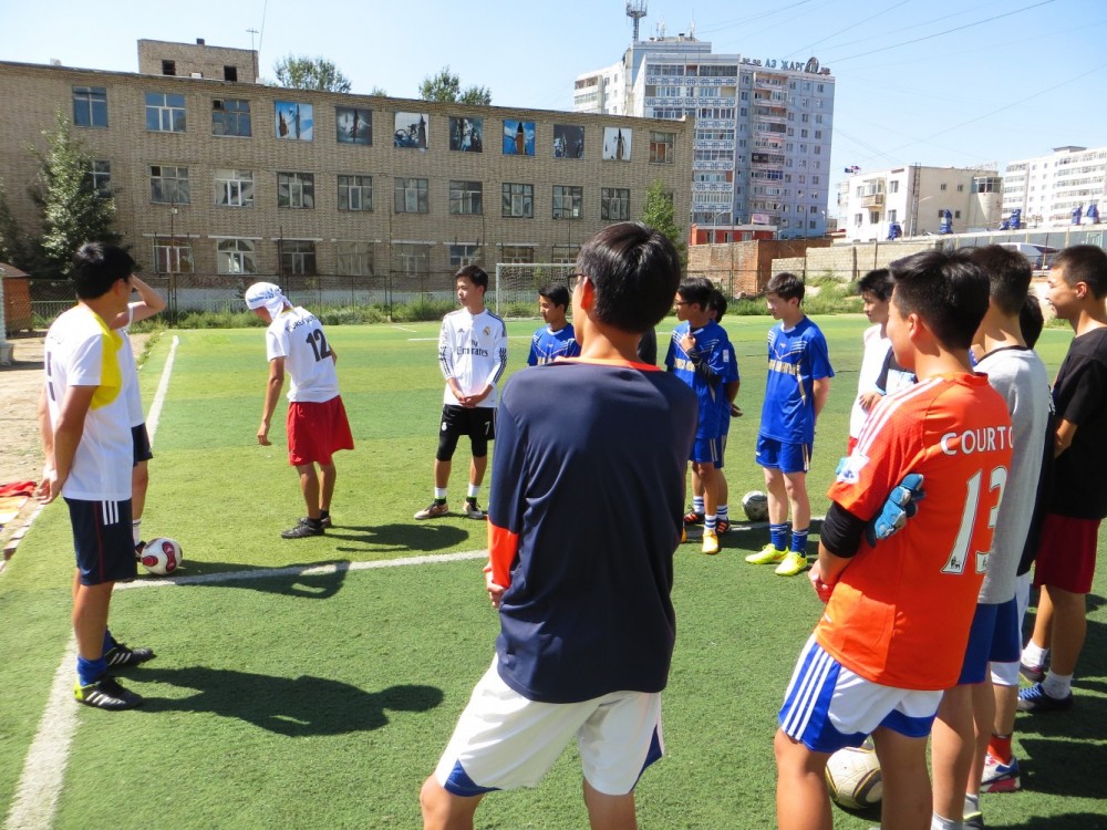 日本語で自己紹介。男子たちはすぐに日本語を間違えた仲間をからかいますね(笑)”