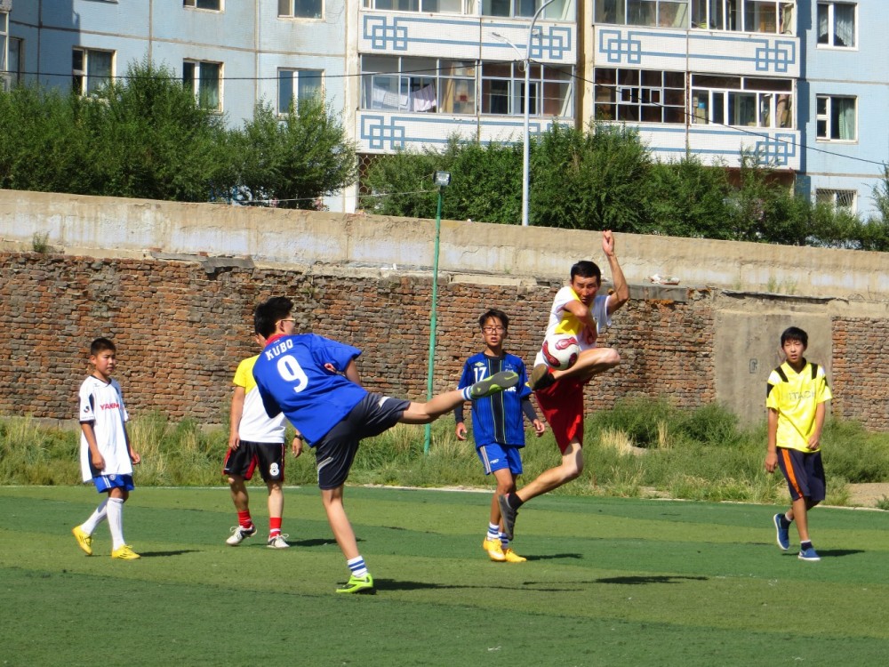 普段は穏やかな性格なのに、サッカー(まるで空手?)になると、どうしても激しくなるプージェー(真ん中)”