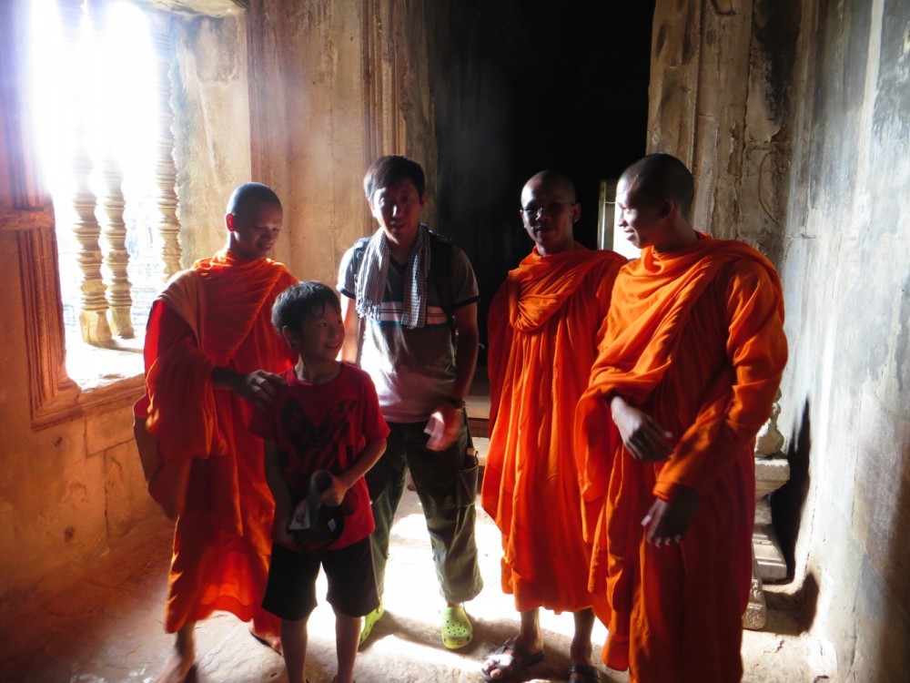快く写真に応じてくださった、鮮やかな橙色の僧衣に身を包んだ僧侶”