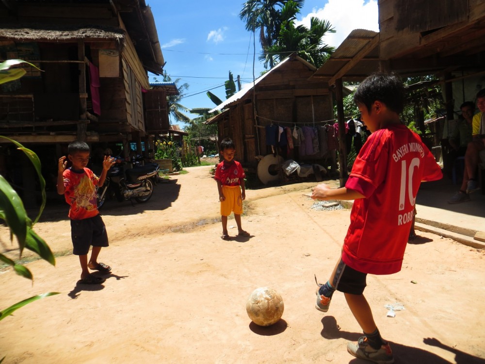 優しいパスでサッカー交流”