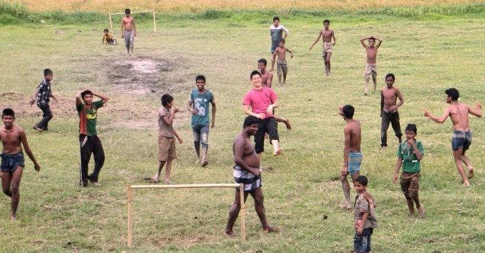 企画者もサッカー交流楽しんでます！（バングラデシュにて）