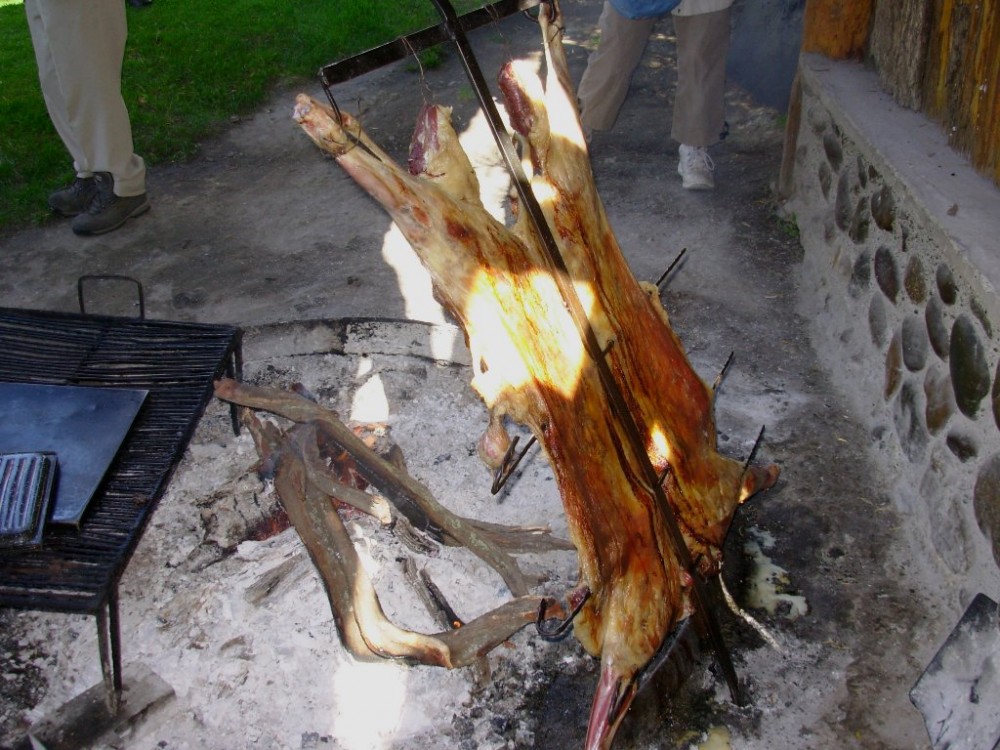 子羊の肉塊を串刺しにし、炭火でじっくり焼き上げる「コルデロ」
