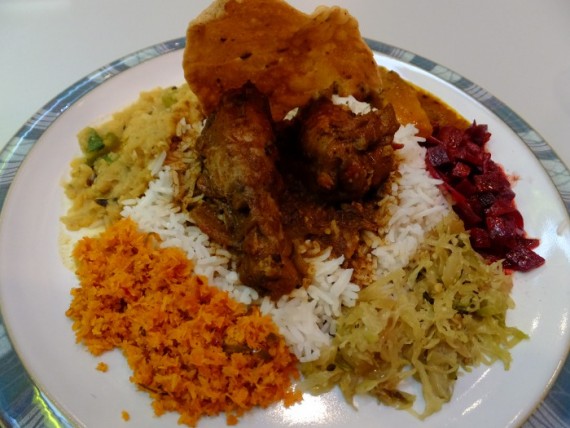 色とりどりの具材とスパイスの香りが食欲をそそります(スリランカカレー)