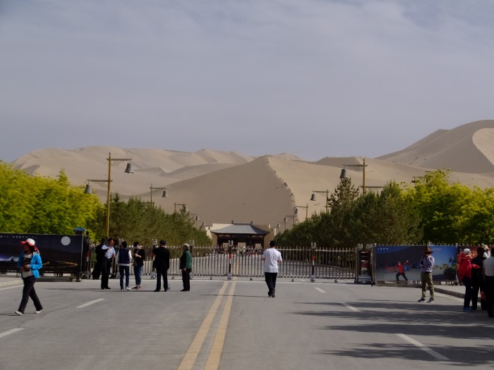 敦煌の町から約5㎞程に突如として現れる砂漠の鳴砂山（めいさざん）。砂丘の黒い点は、峰を登る人々。（写真撮影時は中国のお休み時期にあたり人も多かったです）