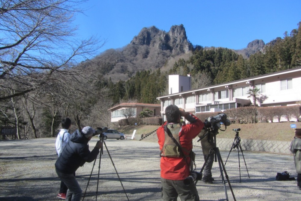 岩峰を眺めながら探鳥スタート！