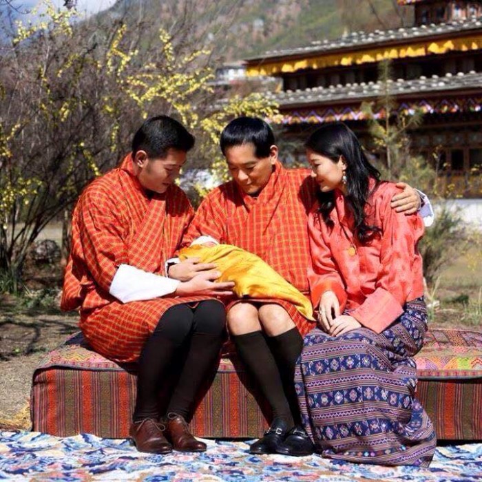 4代国王の膝に抱かれる皇太子様（ブータン５代国王公式facebookより写真転載）
