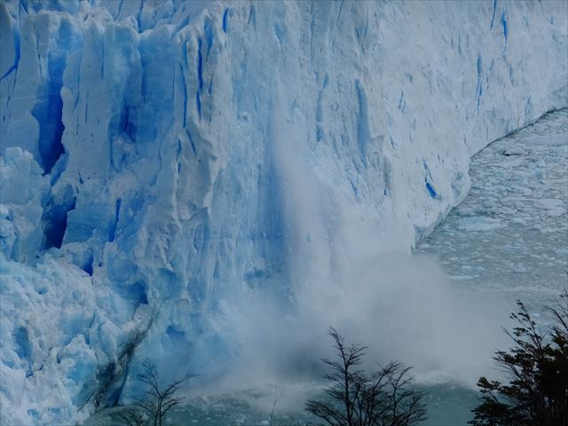 崩れる氷塊