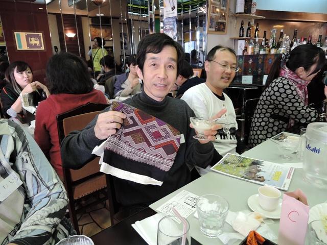 入賞者には各国のお土産をプレゼントしました。ダントツの1位 M様-ラオスの刺繍